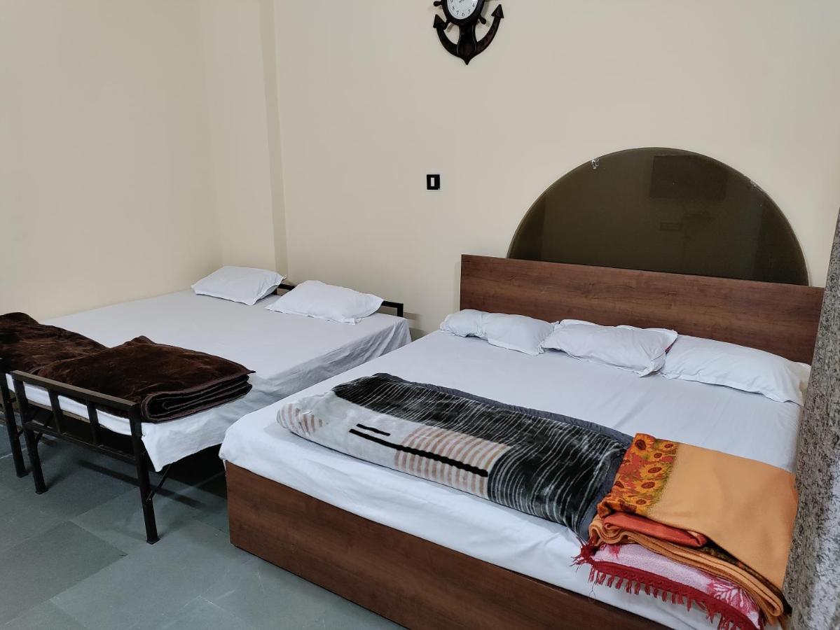 אויאיין Ramashray Guest House מראה חיצוני תמונה