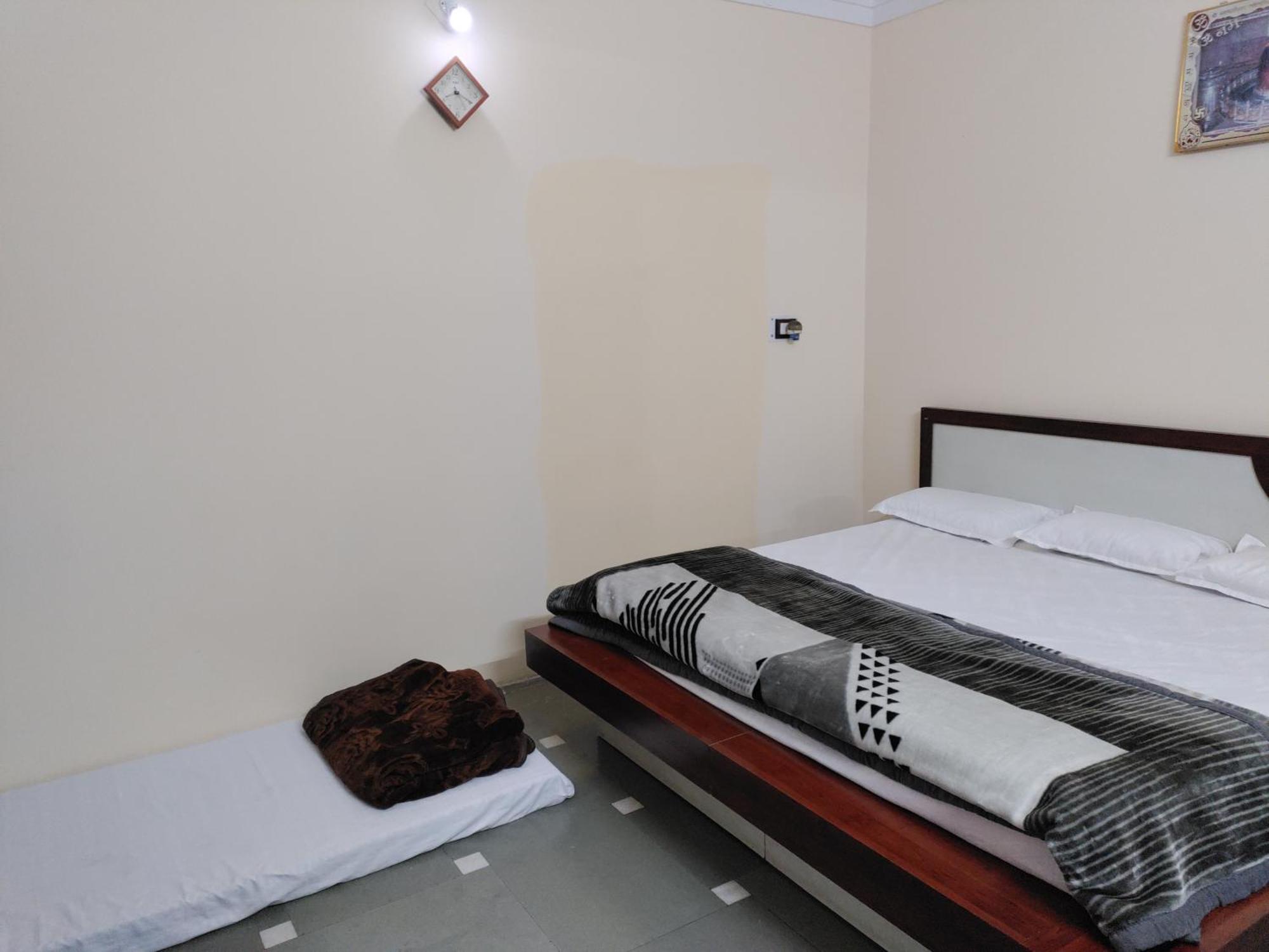 אויאיין Ramashray Guest House מראה חיצוני תמונה