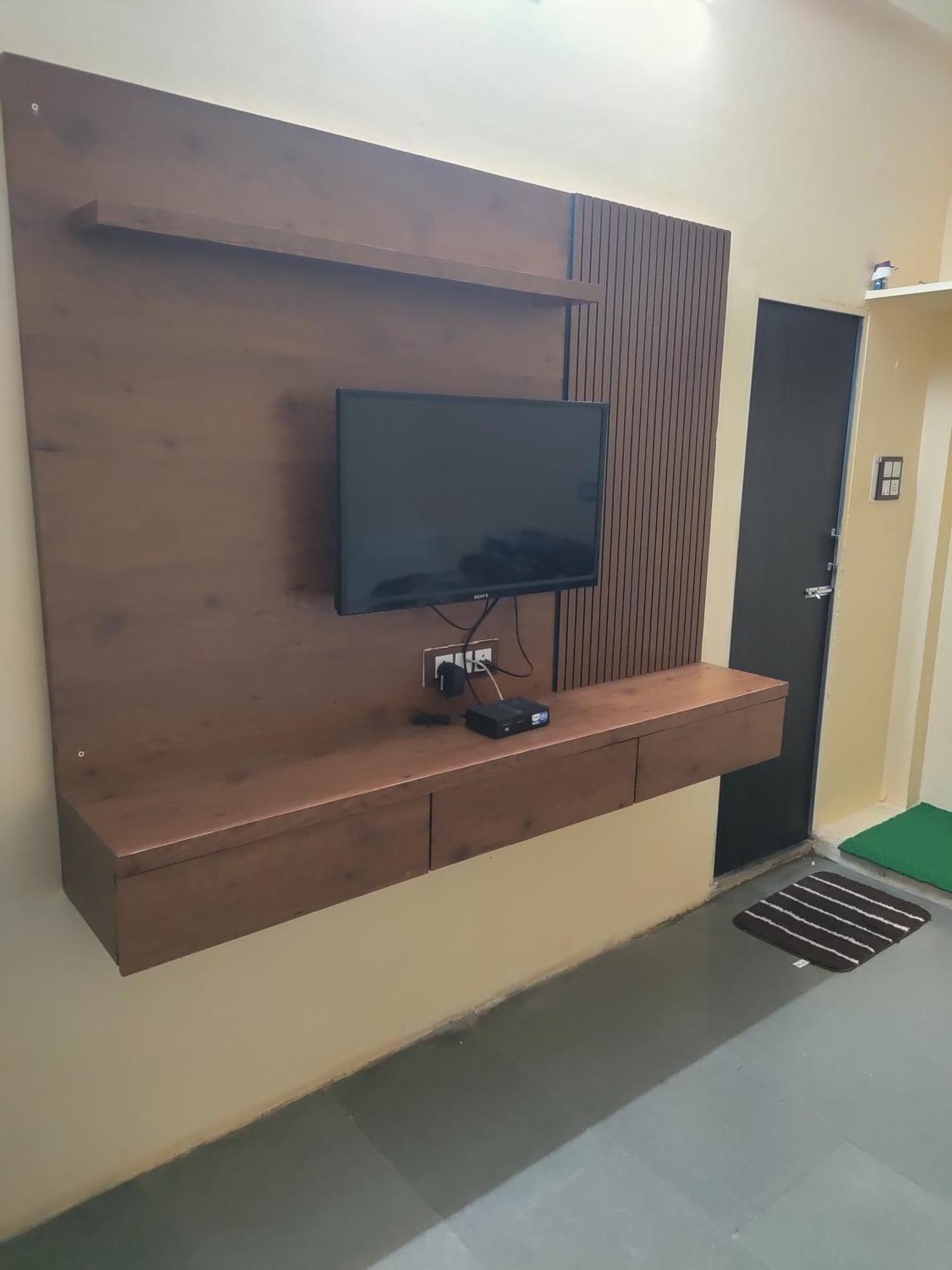 אויאיין Ramashray Guest House מראה חיצוני תמונה